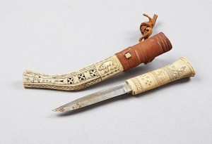 Kniv, Genombruten Slida Med Reliefdekor Av Björn by Pava Katarinasson (Sami Artist) FANKKI