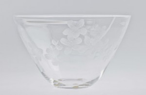 Skål, Rund Form. Graverad Blomsterdekor by Lisa BAUER - auction artwork with signature