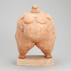 Figur Liknande Paleolitisk Venus, På Träsockel by Lena LERVIK - auction artwork with signature