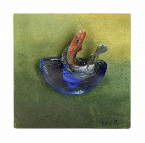 Väggskulptur, Kosta 2001, Fisk I Vatten I Rött, Grönt Och Blått Glas, Monterad På Grönmålad Metallplatta by Kjell ENGMAN