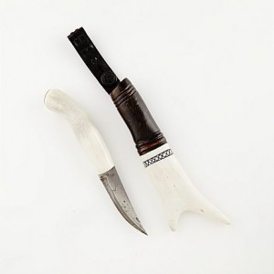 Kniv, Damaskerat Blad Med Signatur, Skaft I Horn, Slida Horn Och Läder by Per Arne BERG