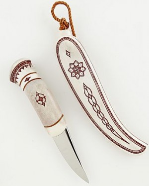Samekniv, Helhornskniv, Eget Blad, Signerad Slida Och Skaft I Graverat Renhorn by Erik (Sami Artist) FANKKI