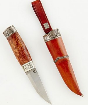 Kniv, Blad Av Peter Ytterböe, Skaft Av Masurbjörk Med Beslag I Sterlingsilver, Slida I Läder Med Beslag I Sterlingsilver Signerad Jocke by Jan ‘Kniv Jocke’ OLSSON
