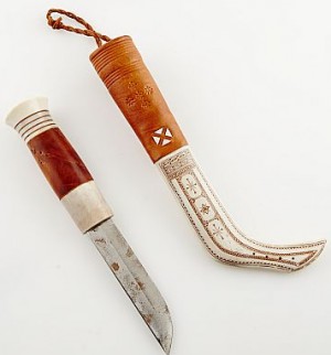 Kniv, Skaft I Renhorn Och Björk, Signerad Slida I Graverat Renhorn Och Läder by Lennart (Sami Artist) SAMELIN