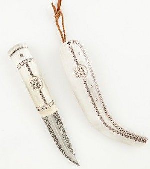 Samekniv, Helhornskniv, Damskerat Blad Av Mattias Styrefors, Skaft Och Slida Av Graverat Renhorn, by Fredrik (Sami Artist) BRUST