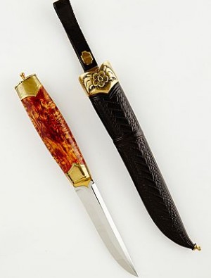 Kniv Med Skaft I Stabiliserad Masurbjörk, Beslag Av Mässing, Slida I Rårand Med Beslag I Mässing Dekorerad Med Blomma by Stefan HELDT