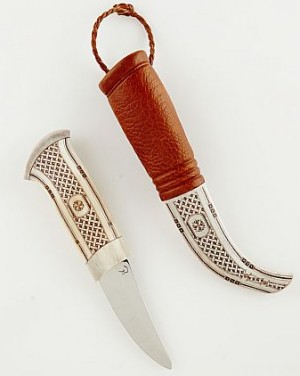 Samekniv, Halvhornskniv, Slida Och Skaft I Graverat Renhorn, Med Monogramsignatur by Patrik (Sami Artist) HANSSON