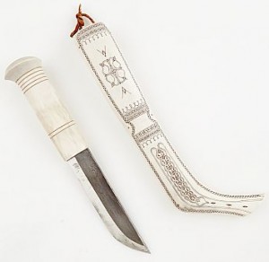 Helhornskniv, Bladet Märkt Vettasjärvi, Skaft I Renhorn, Signerad Slida I Graverat Renhorn by Lennart (Sami Artist) SAMELIN