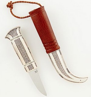 Samisk Halvhornskniv, Skaft Av Graverat Renhorn, Slida Av Graverat Renhorn Och Läder by Patrik (Sami Artist) HANSSON