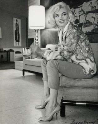 Marilyn - Sitting by George BARRIS