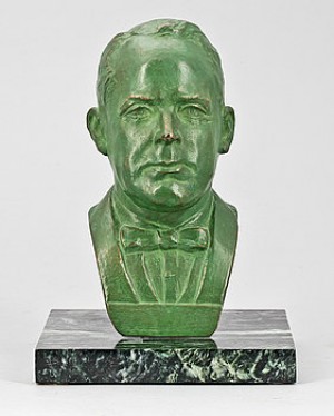 Porträttbyst Av Man I Smoking by Ruth PEABODY - auction artwork with signature