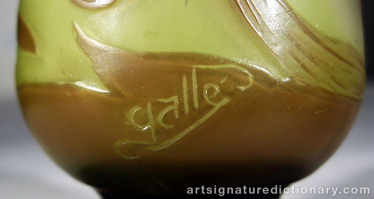 Close-up details showing Emile GALLÉ signature forgery characteristics